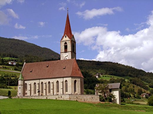 Die Pfarrkirche zu Maria Himmelfahrt in Feldthurns