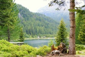 Das Ultental mit Bergsee in Südtirol