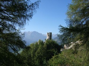 Blick auf die Burgruine Rotund