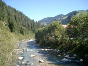 Die Gader bei Pederoa in Wengen. Foto: „GaderPed“ von Benutzer:Alex1011 - Selbst fotografiert. Lizenziert unter Gemeinfrei über Wikimedia Commons.