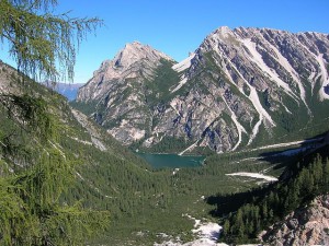 Pragser Wildsee. Foto: „Pragser Wildsee NordOst“ von Wolfgang Körber Helladmin - Eigenes Werk. Lizenziert unter CC BY-SA 3.0 über Wikimedia Commons.