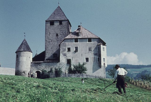 Das Schloss Thurn in Südtirol in den 1960er Jahren