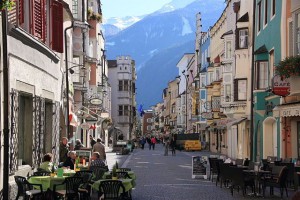 Straßenszene in der Altstadt von Sterzing