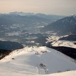 Blick vom Gitschberg mit Skigebiet Gitschberg, Streudorf Meransen und der Stadt Brixen im Eisacktal. Gegenüber sind die Dolomiten mit der Seiser Alm und dem Schlern. Foto von Marc28 - Eigenes Werk, CC BY-SA 3.0