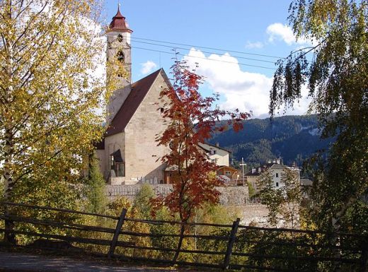 Die Pfarrkirche von Deutschnofen in Südtirol