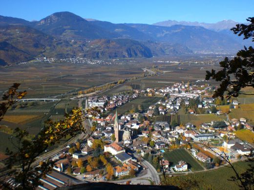 Blick von Schloss Neuhaus auf Terlan