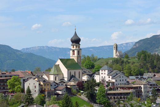 Völs am Schlern mit Pfarrkirche und Baudenkmälern