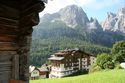 Hotel Cran Ciasa im Hintergrund die Sella-Gruppe